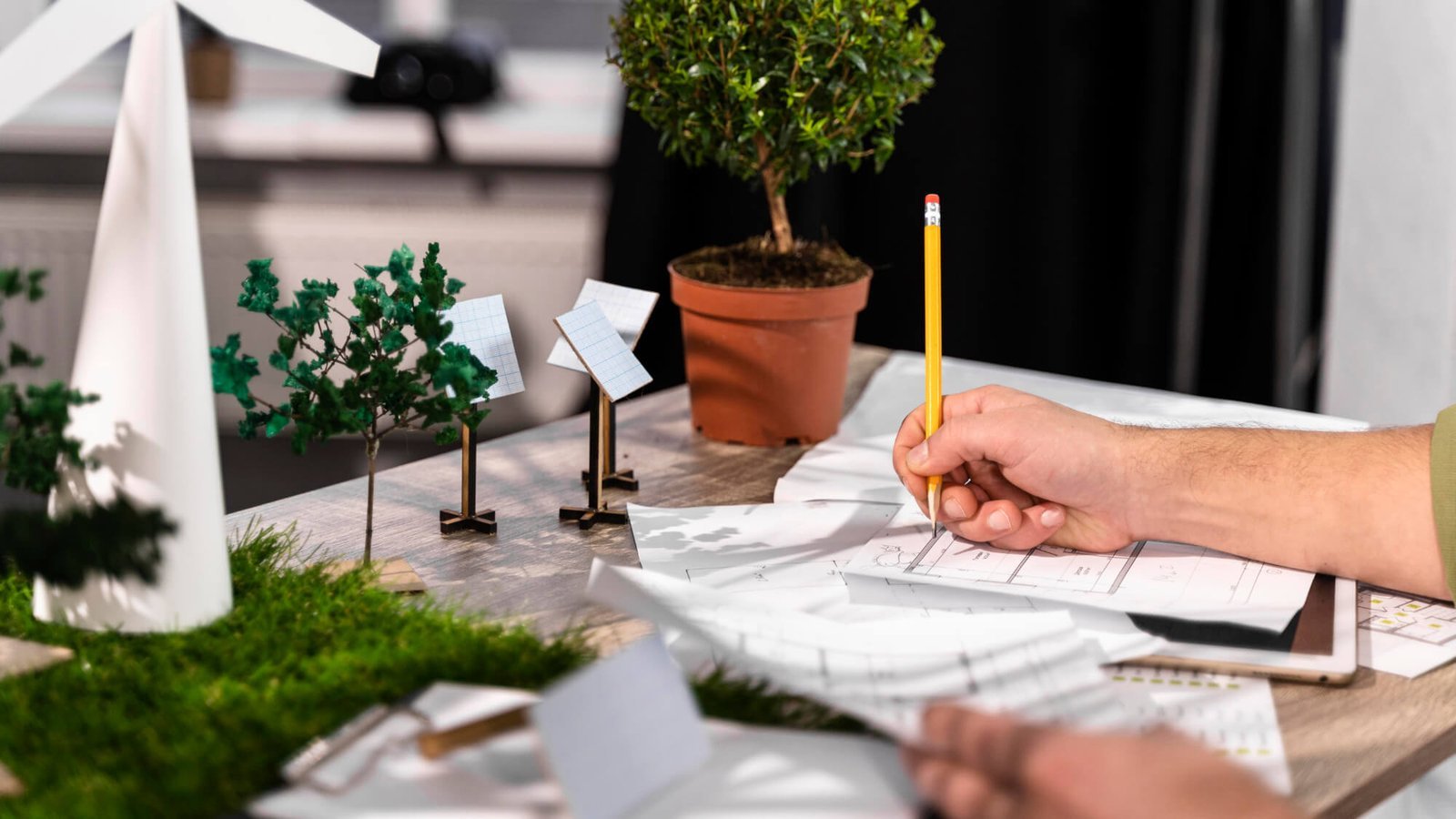 Imagen de una persona trabajando alrededor de plantas