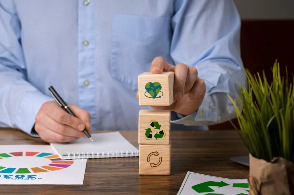 Persona haciendo anotaciones sobre el medio ambiente