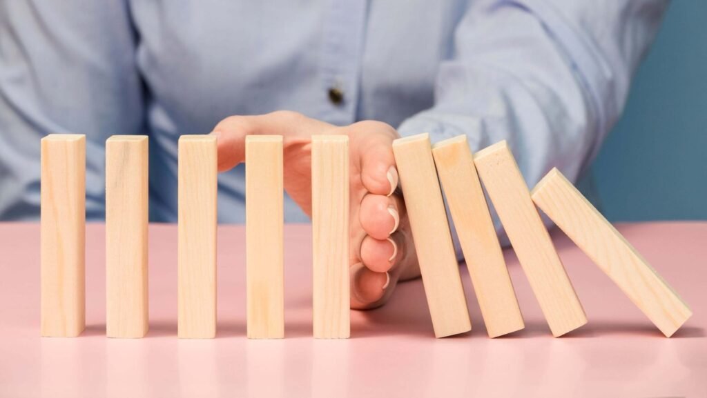 Imagen de persona derribando piezas de madera