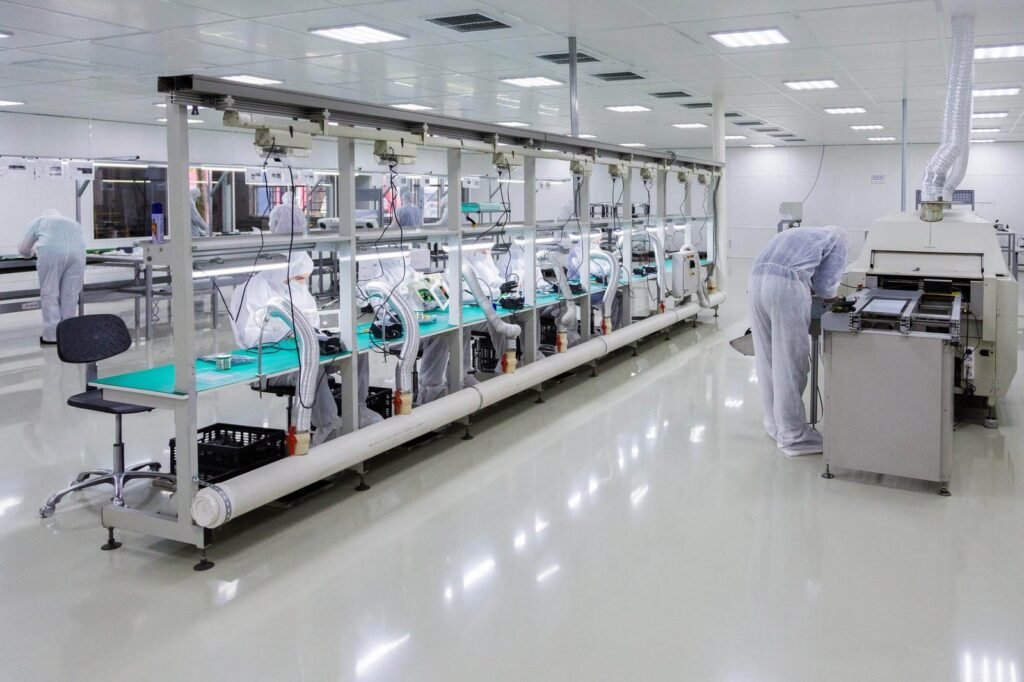 Personas en laboratorio analizando dispositivos médicos | Imagen de usertrmk: Freepik