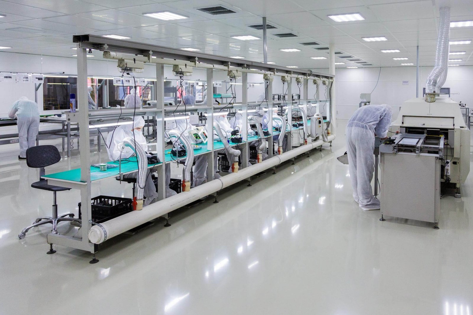 Personas en laboratorio analizando dispositivos médicos | Imagen de usertrmk: Freepik
