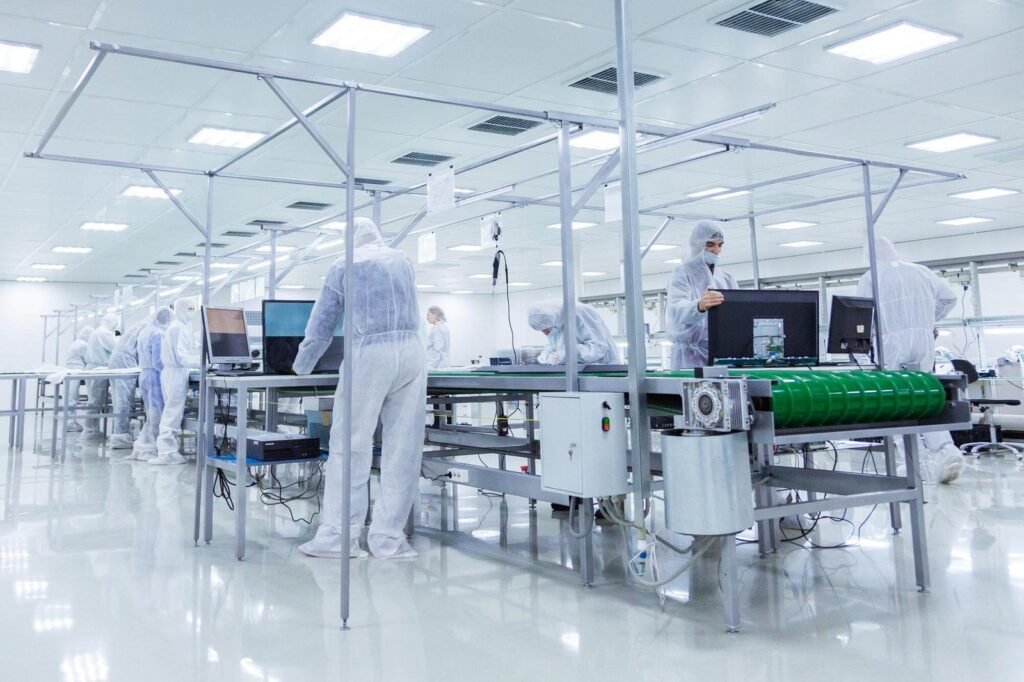 Personas en trajes aislantes blancos trabajando en laboratorio | Imagen de usertrmk: Freepik