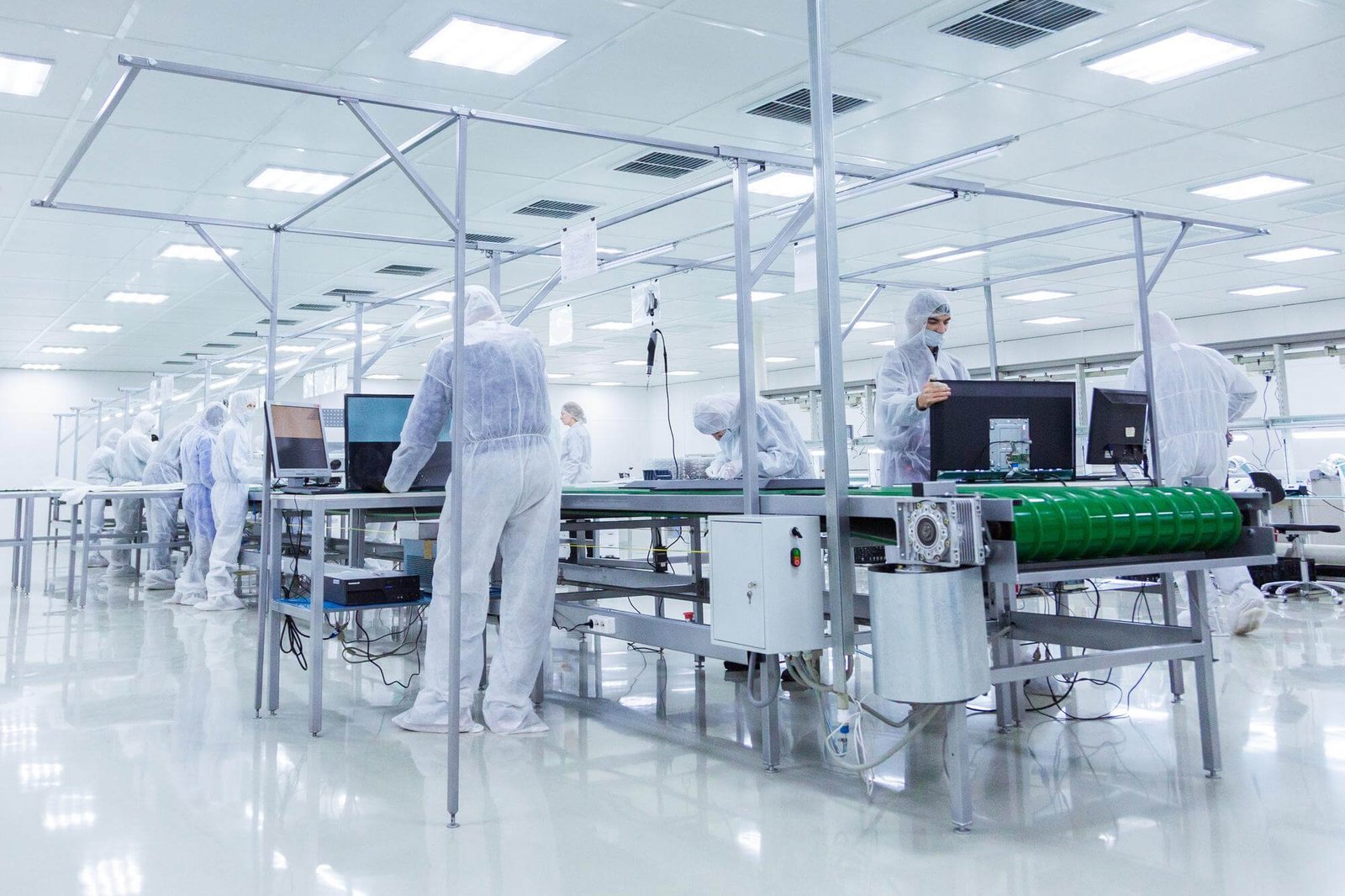 Personas en trajes aislantes blancos trabajando en laboratorio | Imagen de usertrmk: Freepik