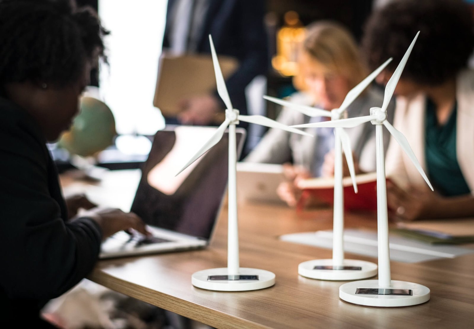 Equipo examinando el impacto ambiental de su empresa | Imagen de rawpixel.com: Freepik