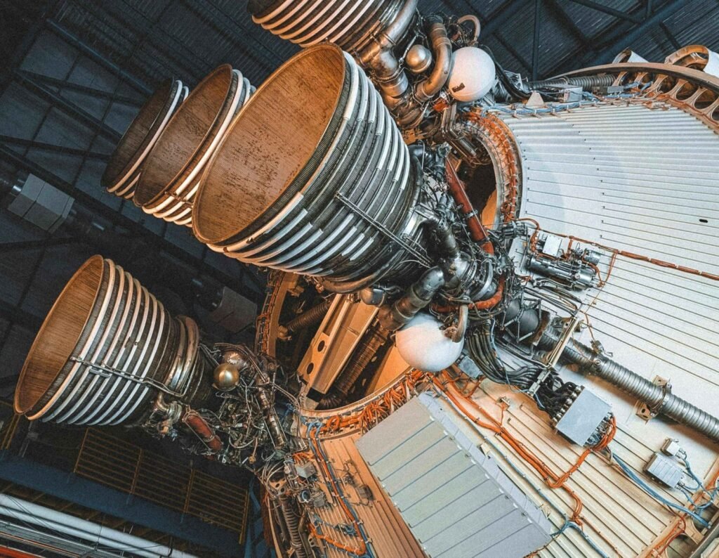 Primer plano de un motor de cohete en un entorno industrial | Imagen de Pexels, por Alexey K.
