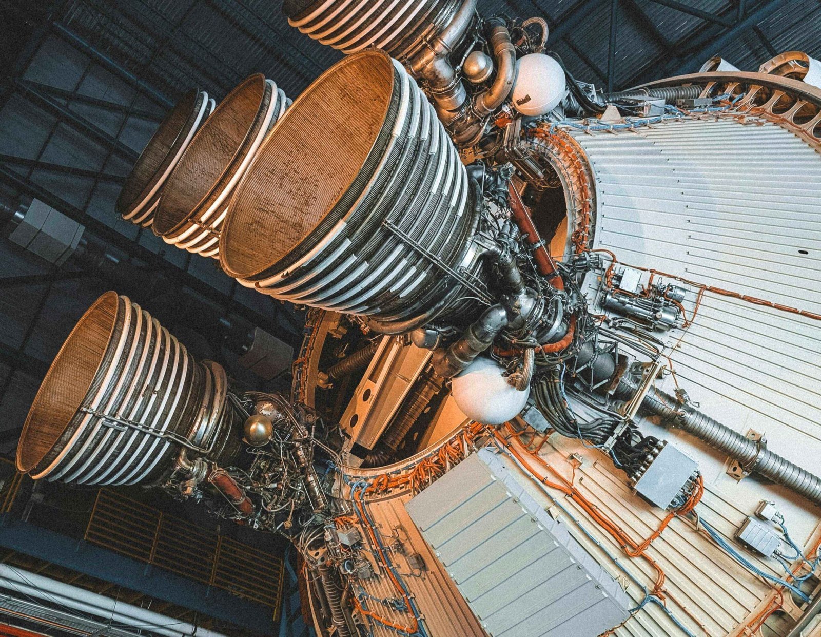Primer plano de un motor de cohete en un entorno industrial | Imagen de Pexels, por Alexey K.