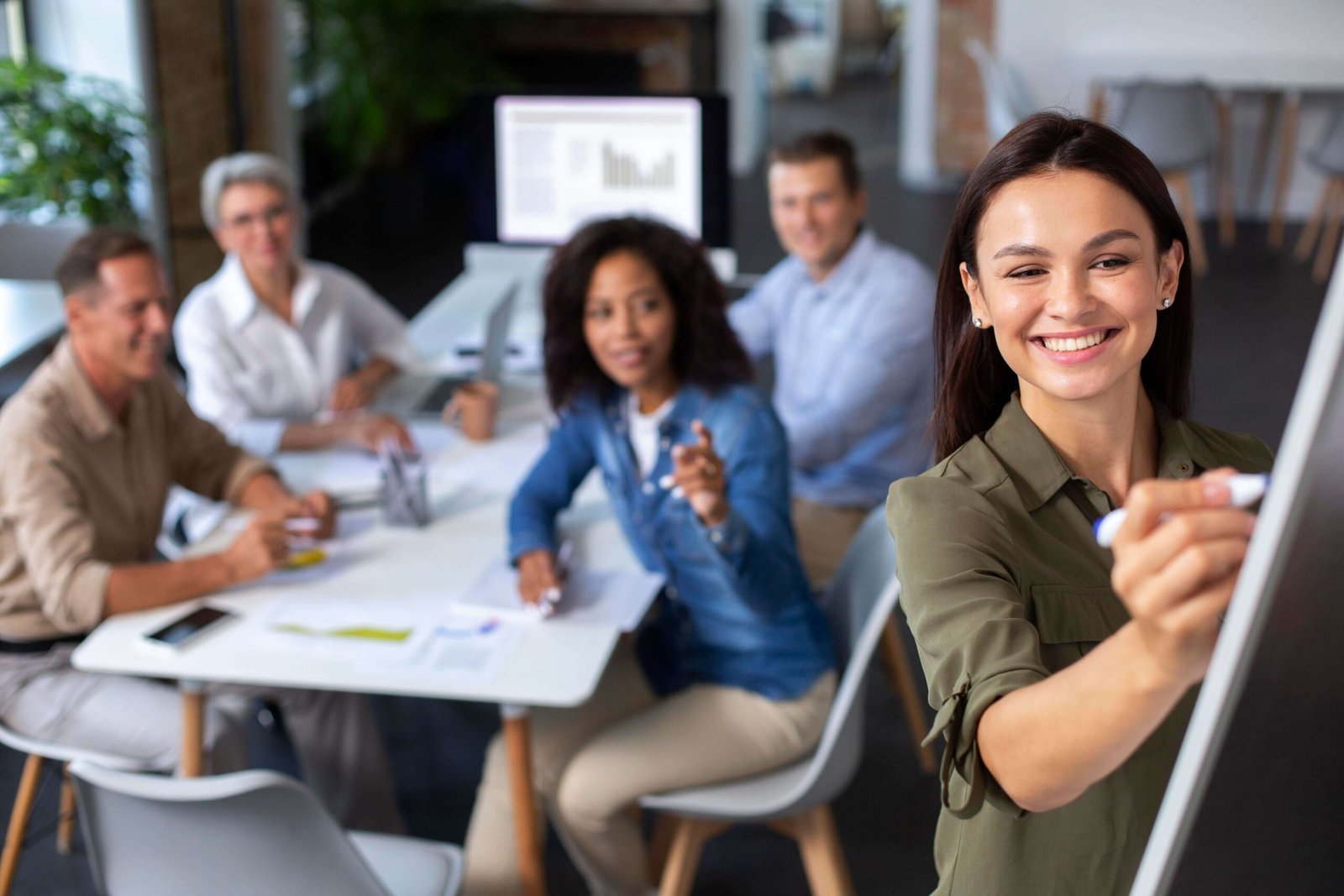 Mujer liderando la reunión de equipo | Imagen de Pexels