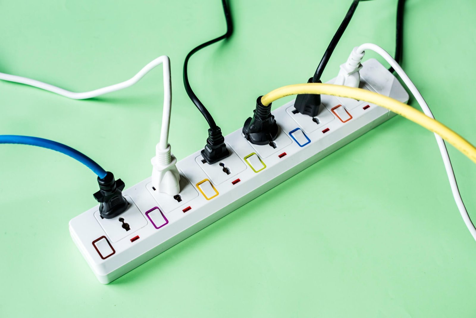 Enchufe y toma de corriente eléctrica | Imagen de freepik, por rawpixel.com.