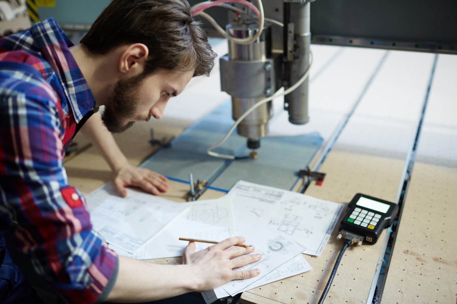 Un ingeniero dibujando un plano | Imagen desde freepik, por pressfoto