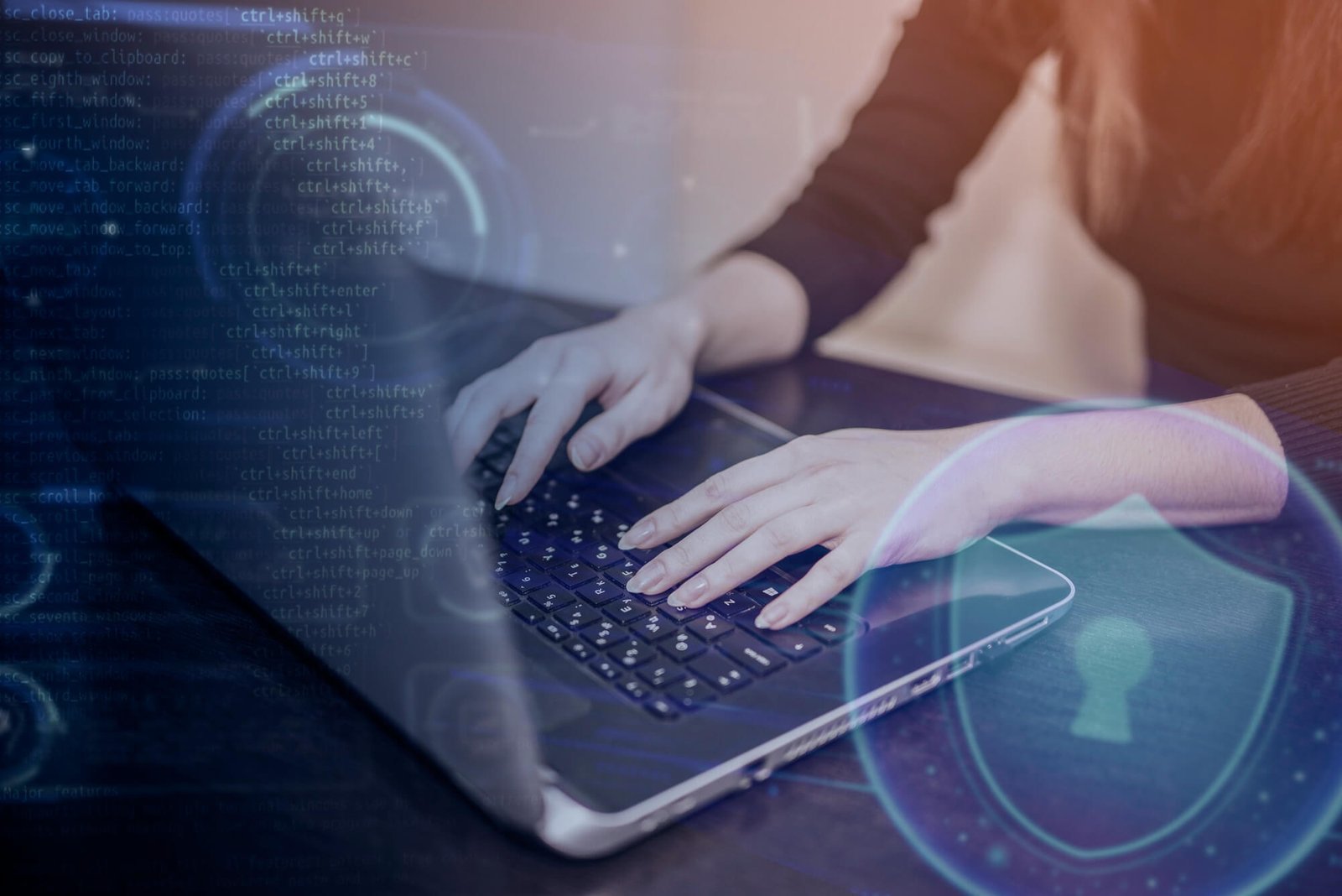 Persona trabajando html en computadora | Imagen de freepik, por freepik.