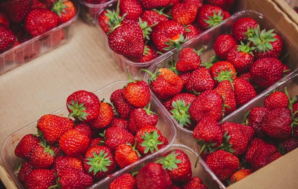 Fresas frescas en mostrador de supermercado | Imagen desde freepik, por pvproductions