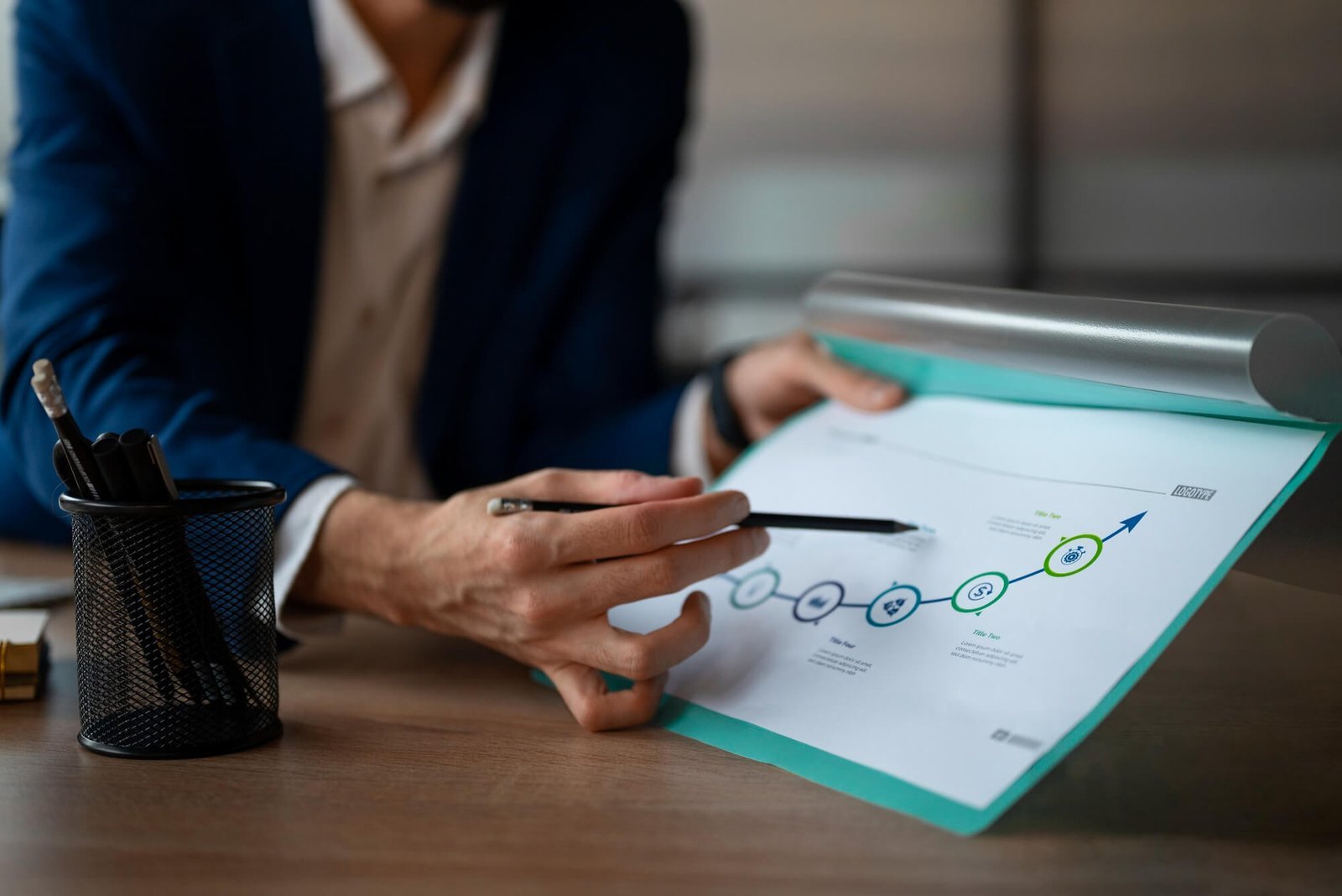 Persona en traje analizando los resultados de un reporte | Imagen desde freepik, por freepik