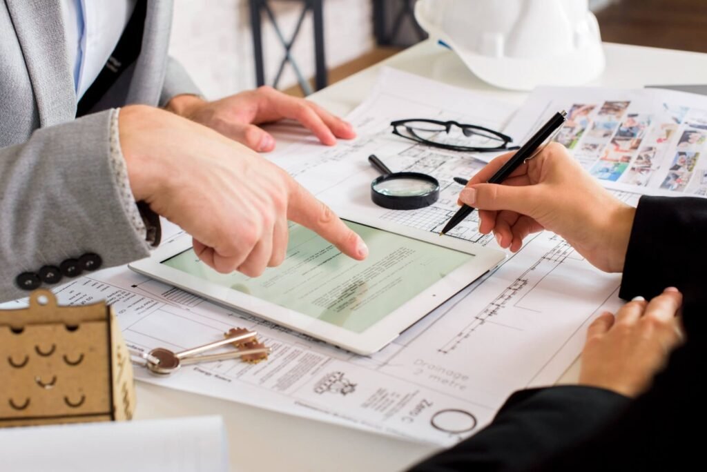 Empresarios analizan un plan de negocios en una tableta | Imagen desde freepik, por freepik