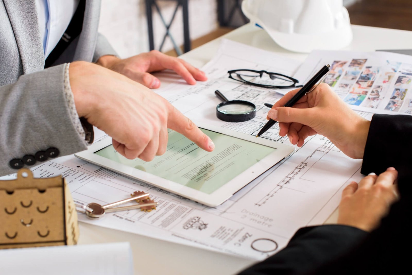Empresarios analizan un plan de negocios en una tableta | Imagen desde freepik, por freepik