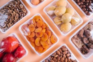 Distintos alimentos saludables, envueltos en una película de plástico | Imagen desde freepik, por freepik