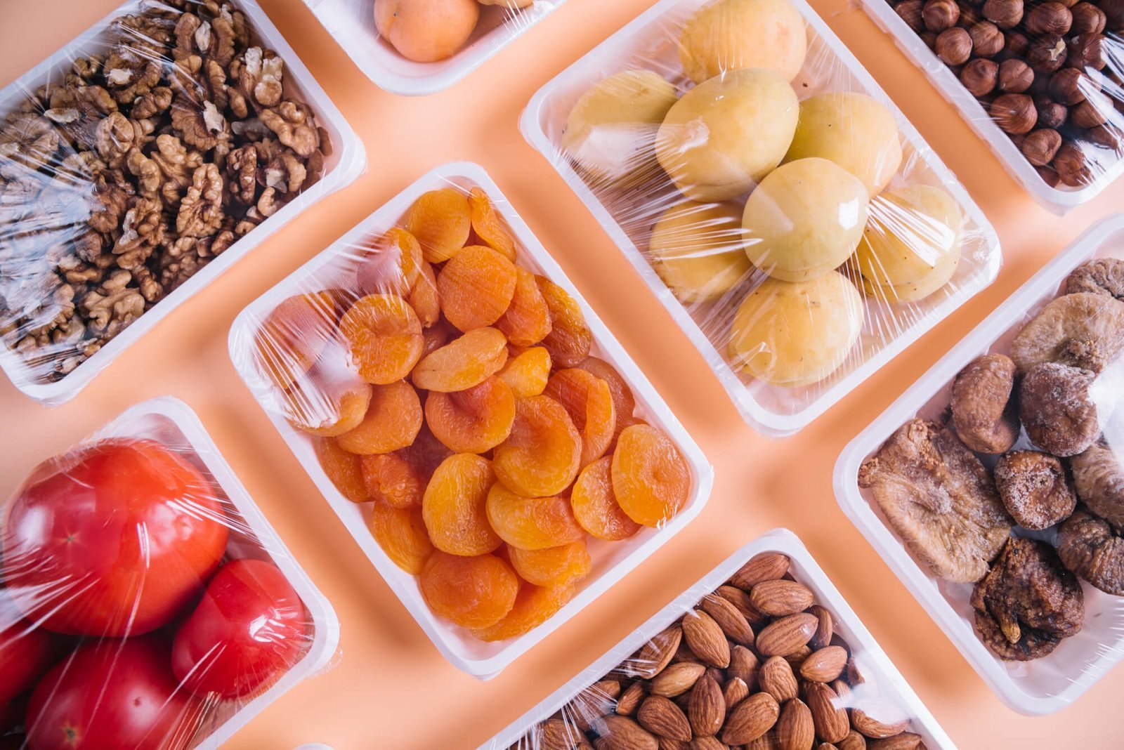 Distintos alimentos saludables, envueltos en una película de plástico | Imagen desde freepik, por freepik