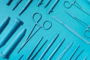 Vista desde arriba de varios dispositivos médicos azules | Imagen desde freepik, por freepik