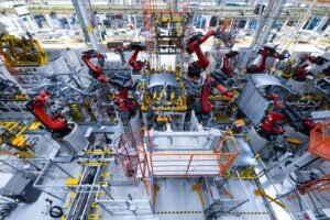Línea de producción de una empresa que fabrica automóviles | Imagen desde freepik, por usertrmk