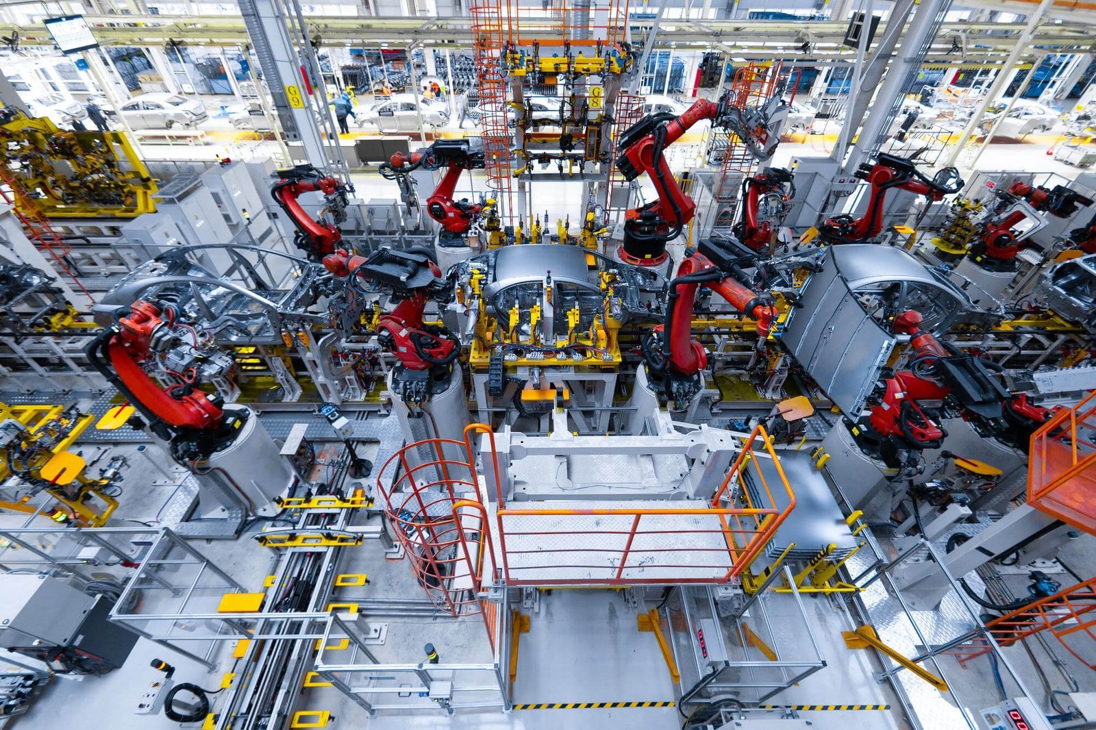 Línea de producción de una empresa que fabrica automóviles | Imagen desde freepik, por usertrmk