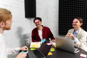 Personas felices que trabajan en equipo | Imagen desde freepik, por freepik