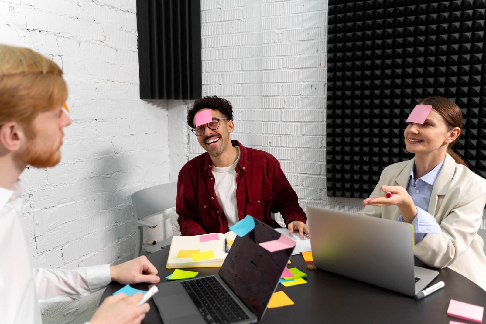 Personas felices que trabajan en equipo | Imagen desde freepik, por freepik