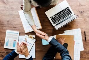 Gente de negocios dándose la mano juntos | Imagen desde freepik, por rawpixel