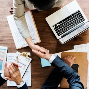 Gente de negocios dándose la mano juntos | Imagen desde freepik, por rawpixel